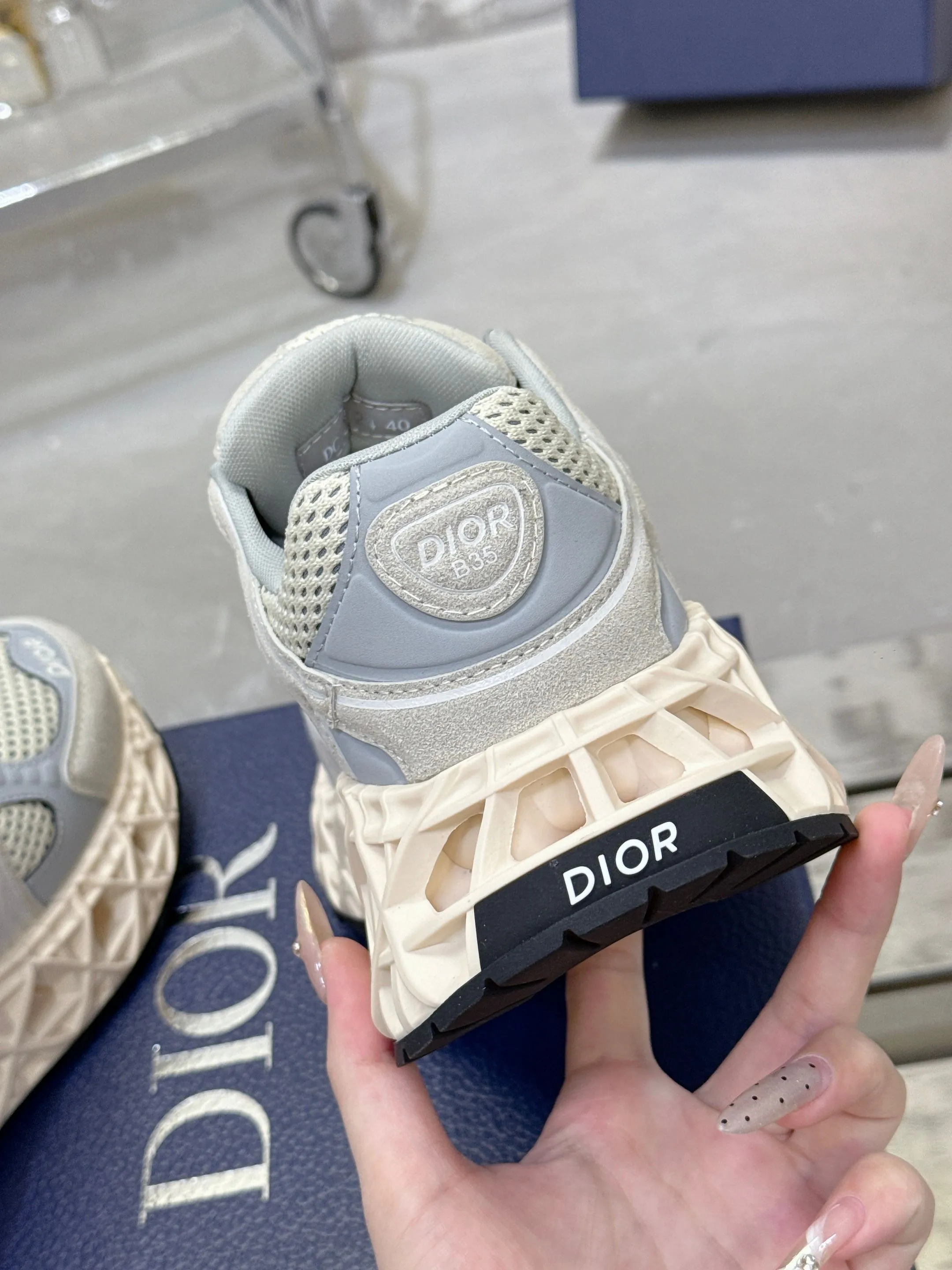 Factory price 780💰 Top version! ! ! Dior (B35) DIOR spring and summer men's wear show, the show was held at the Valle de Grasse School in Paris. Kim Jones drew inspiration from the works of South African artist Hylton Nel. The details of the shoes, clog soles and tribal elements, cleverly blended luxury craftsmanship and practicality, with fresh childishness and bright temperament, creating a new season hot spot. Dior KAWA Dior co-branded casual sports shoes reinterpret running shoes with Dior's high-end style. B35 is made of fine-textured leather and mesh fabric materials. It can be worn in all seasons, is comfortable and breathable, and has multiple lines on the shoe body to outline details. It has a full retro three-dimensional feel and can create a casual look all year round! Fabric: Cowhide/customized cloth material Lining: Imported breathable mesh Outsole: Original molded outsole Size: 39-46 (customized at 45.46)